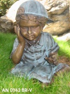 Harasimowicz ogrody - Figura z brązu - chłopiec w czapce czytający książkę (symbol produktu AN 0143 BR-V wymiary 29x24x25)